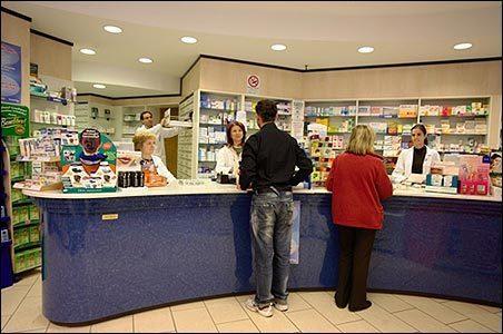 L'interno di una farmacia (foto d'archivio)