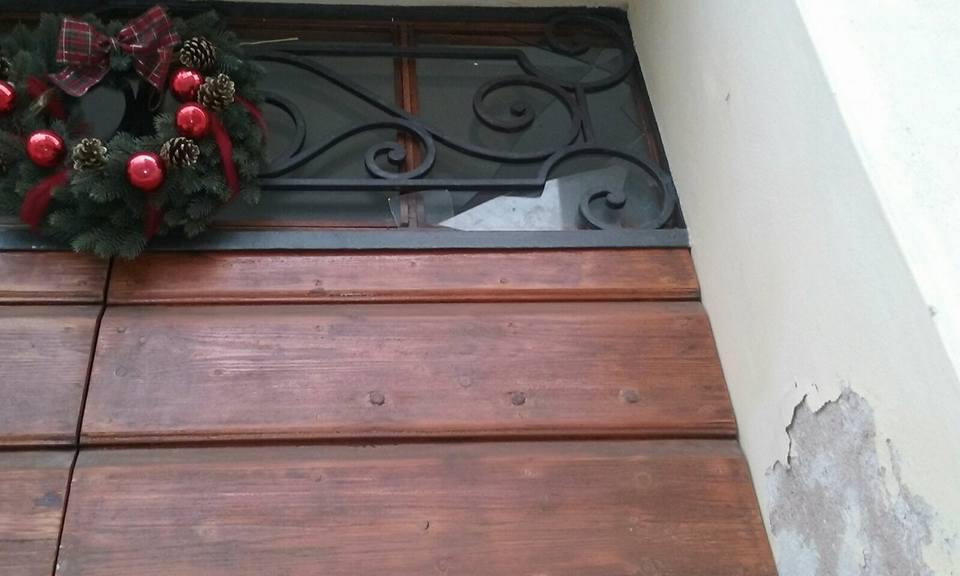 Bossoli in strada e danni da petardi alla sede della Fondazione Peppone e don Camillo 