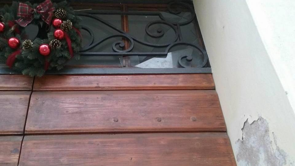 Bossoli in strada e danni da petardi alla sede della Fondazione Peppone e don Camillo