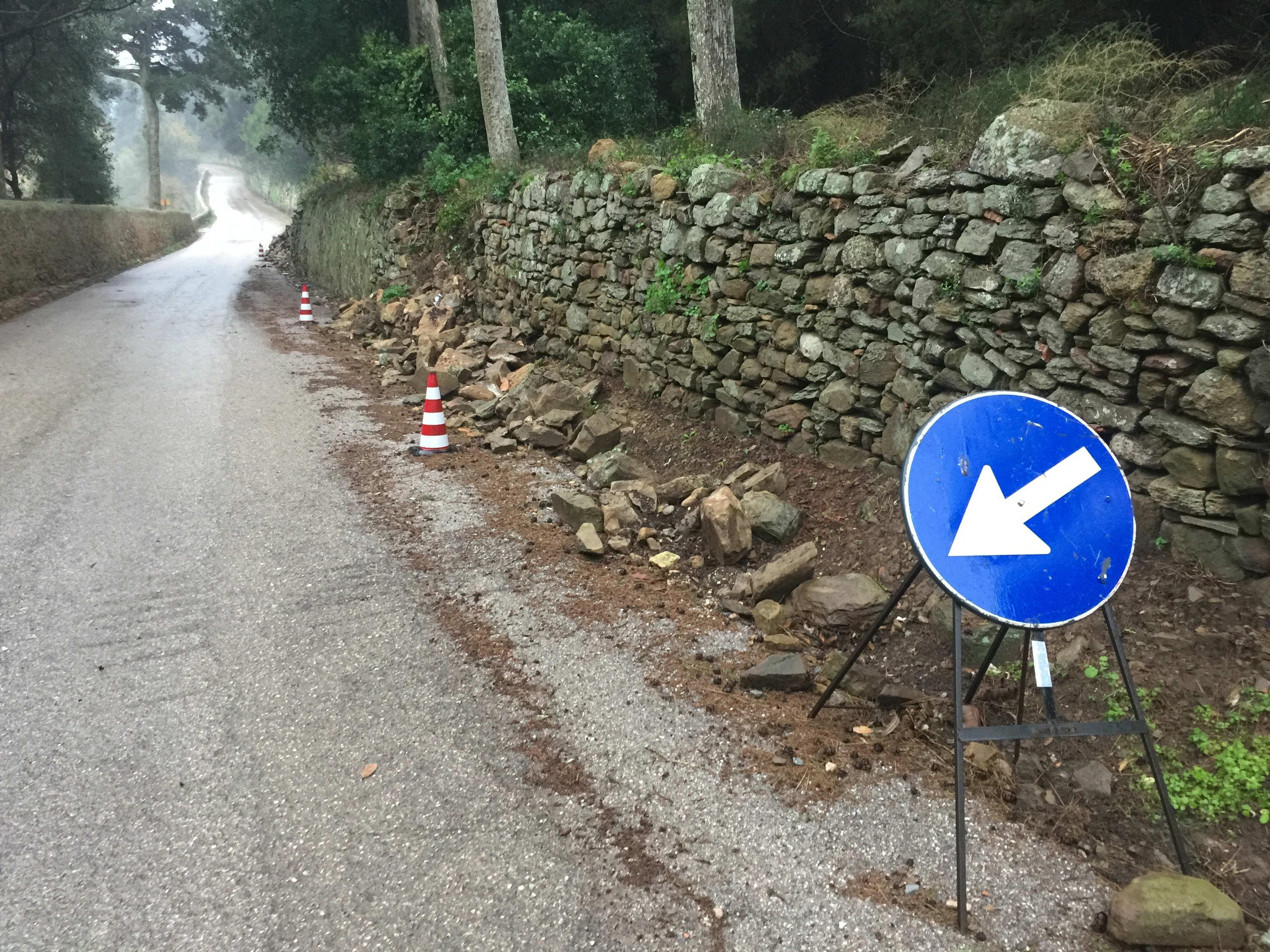 Il muro crollato a Populonia