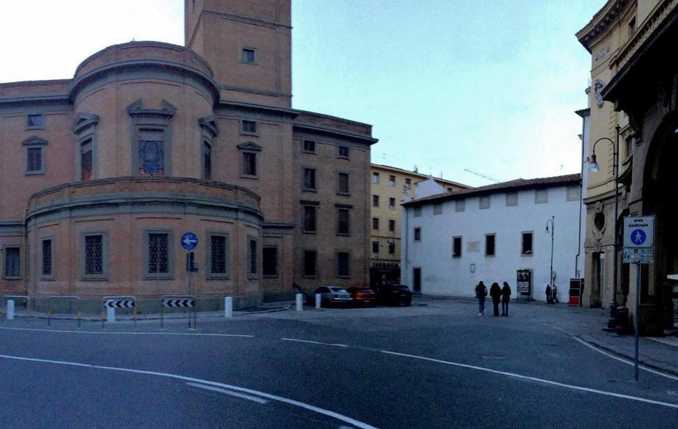Stazione dei taxi al posto dei pedoni dietro il Duomo 