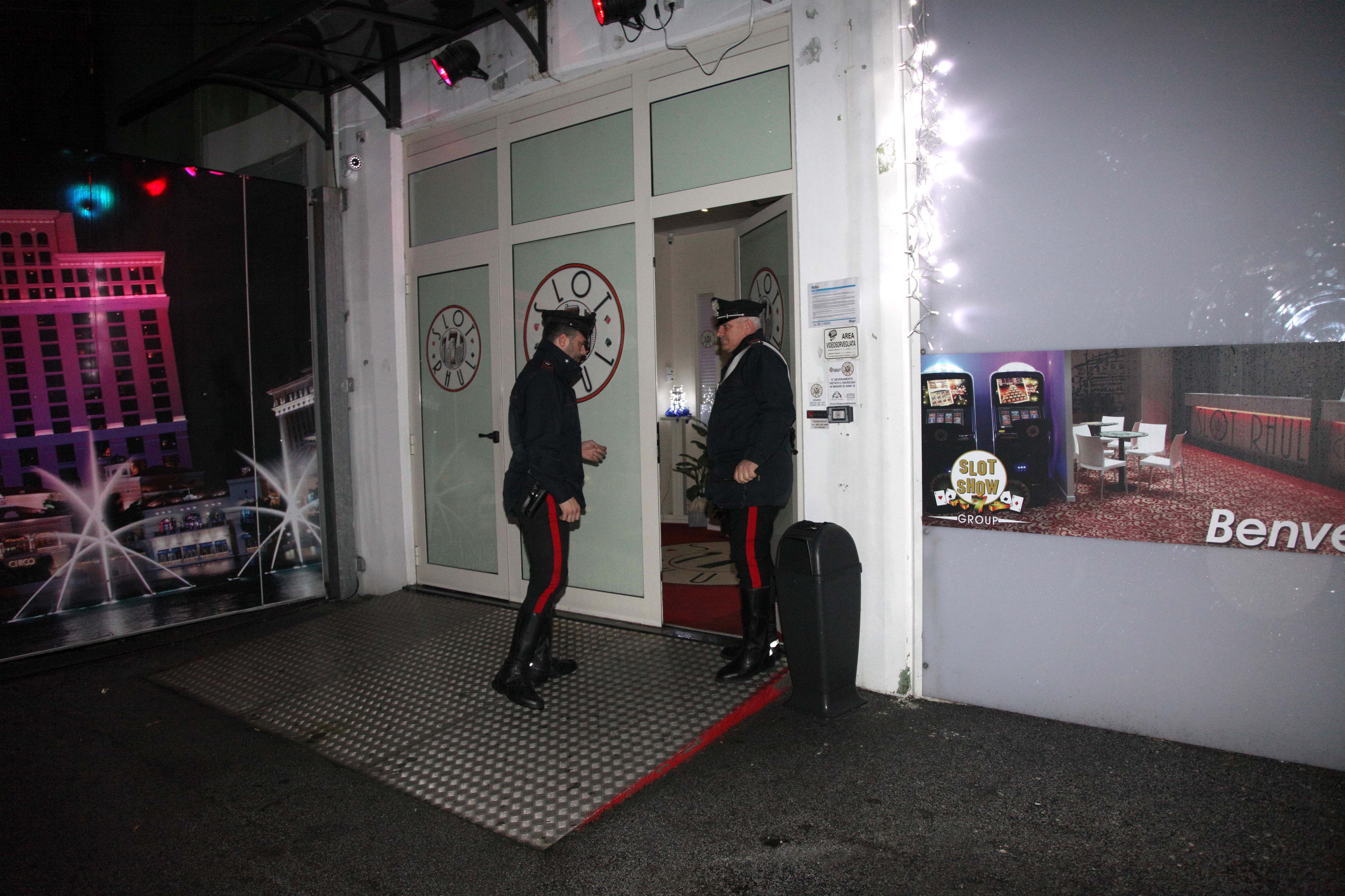 I carabinieri sul luogo della rapina a Massarosa
