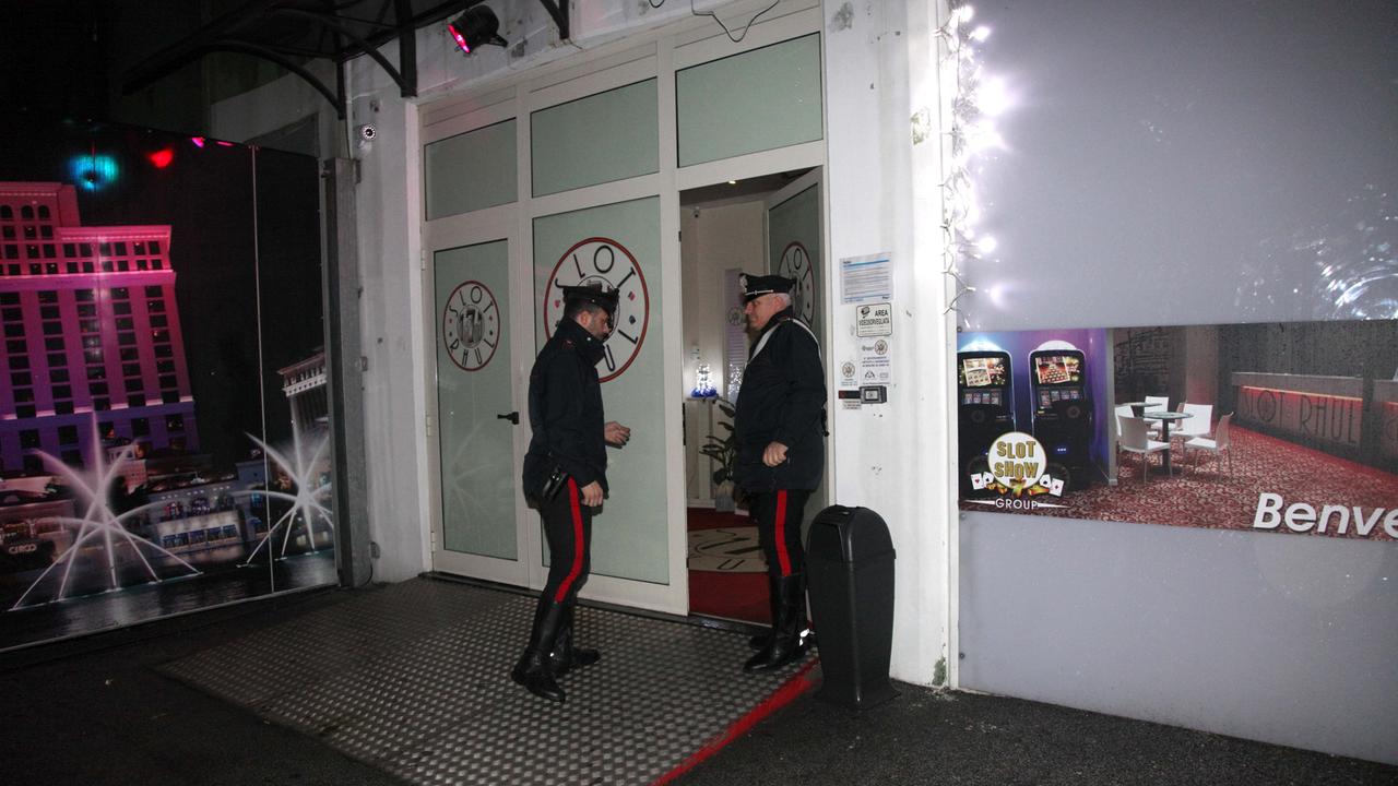 I carabinieri sul luogo della rapina a Massarosa