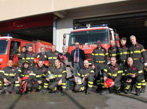 I vigili del fuoco festeggiano l’impiegata Lucia Del Carria