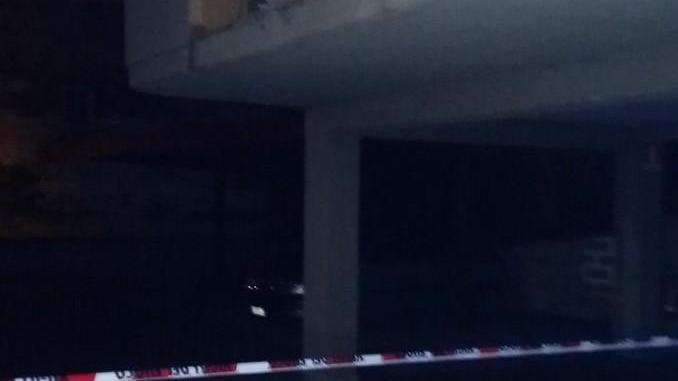Fioriera precipita su due ragazzi