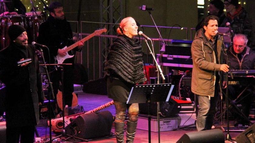 Musica e auguri in piazza il 2015 finisce col botto