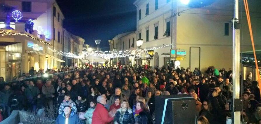 Tante famiglie con bambini per le strade e pure a teatro 