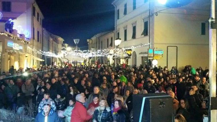Tante famiglie con bambini per le strade e pure a teatro