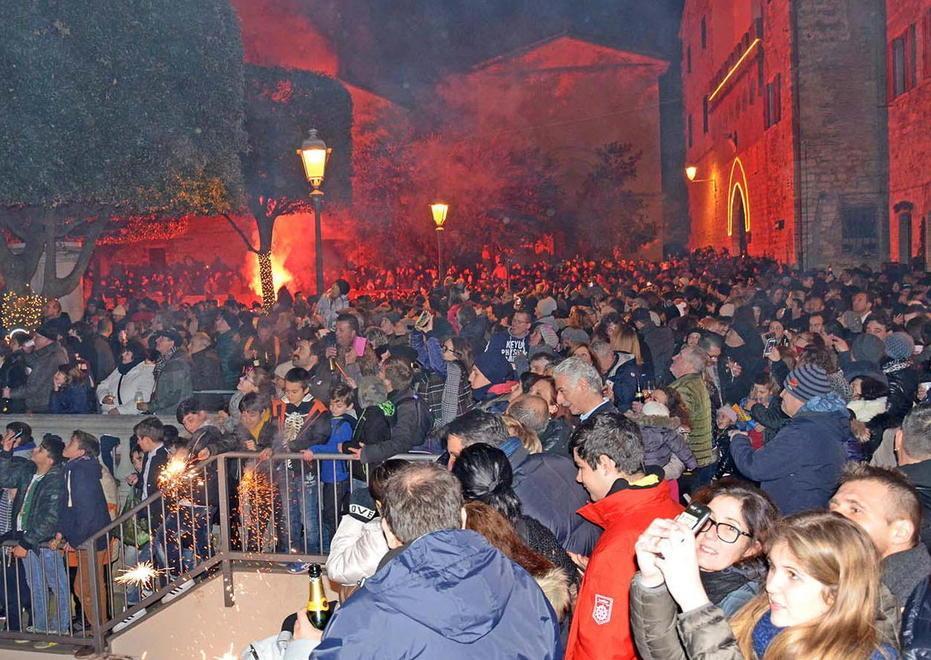 Fuochi più musica e migliaia di persone 