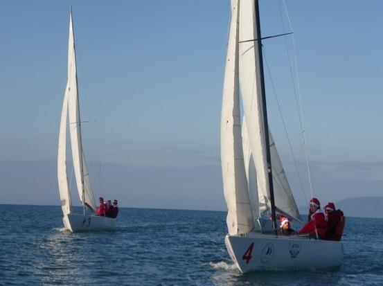 Marina, “A vele spiegate” vestiti da Babbo Natale