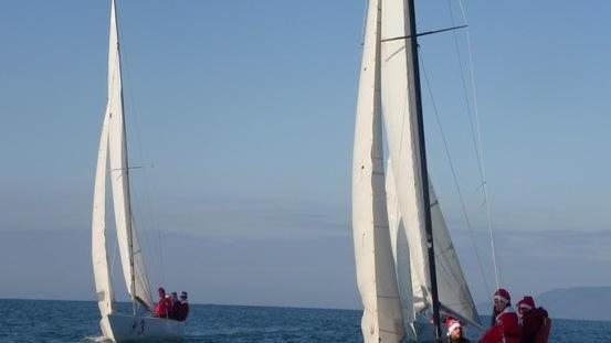 Marina, “A vele spiegate” vestiti da Babbo Natale