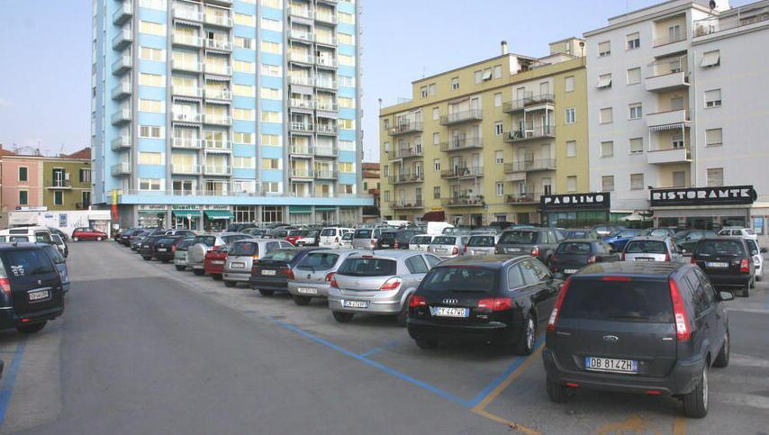 Isola ecologica e illuminazione I lavori in piazza XXV Aprile 