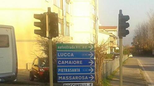 Semaforo fuori suo da giorni I residenti temono incidenti
