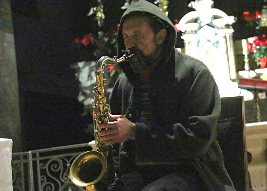 Santa Caterina, preghiera con il sax