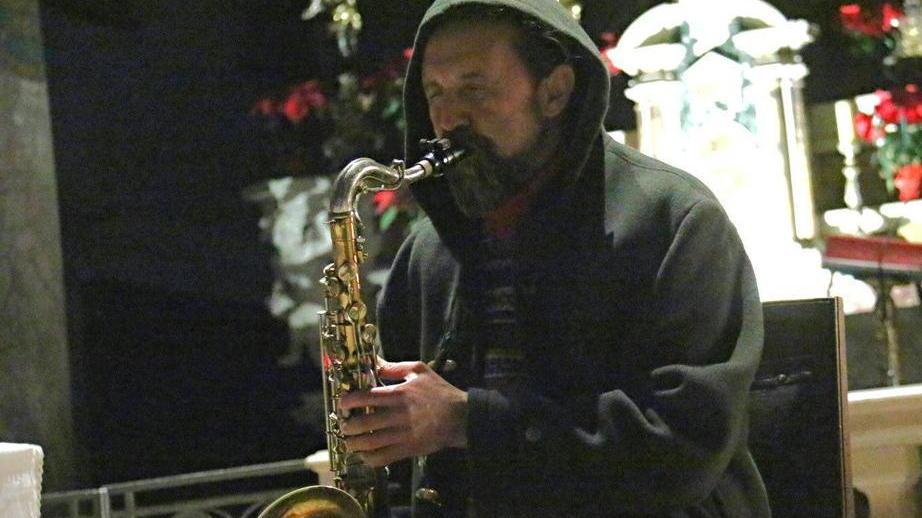 Santa Caterina, preghiera con il sax