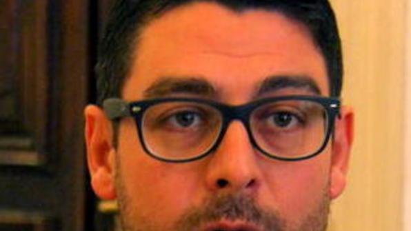 Non è più capogruppo e dà l’esempio: torna in fabbrica