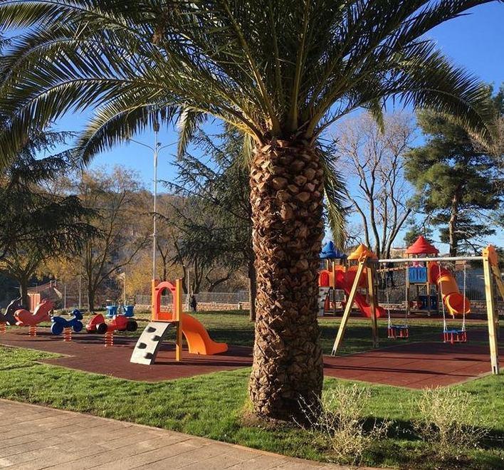 Bonorva si regala un parco giochi con alberi e panchine 