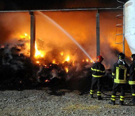 Un rogo distrugge il fienile del capitano dei barracelli 