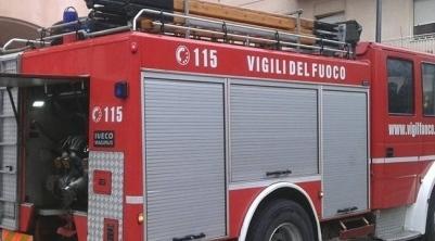 Oliena, auto in fiamme in via Fermi
