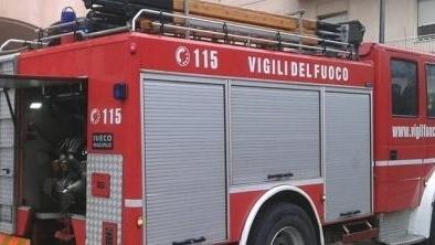 Oliena, auto in fiamme in via Fermi