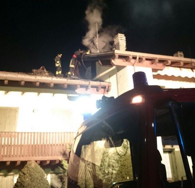 Tetto di una casa in fiamme: pompieri al lavoro per 3 ore