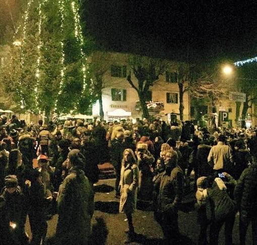  Capodanno, folla in piazza tra brindisi e fuochi d’artificio
