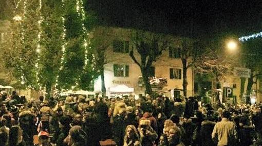 Capodanno, folla in piazza tra brindisi e fuochi d’artificio