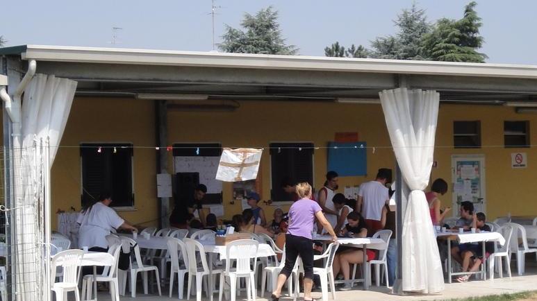 Bruciano i pini vicino al campo sportivo