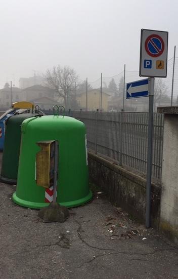 I rifiuti occupano il posto disabili 