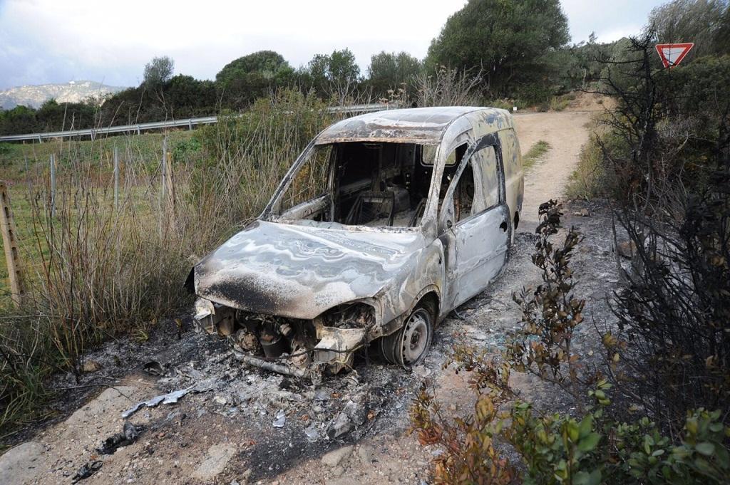 L'Opel Combo utilizzato e bruciato dai rapinatori del fallito agguato sulla 131 Dcn