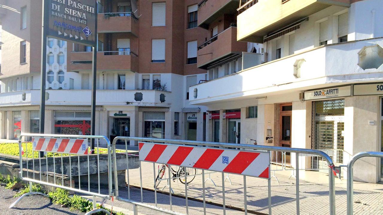 Crolla un pezzo di cornicione dal palazzo: paura in via Petrarca