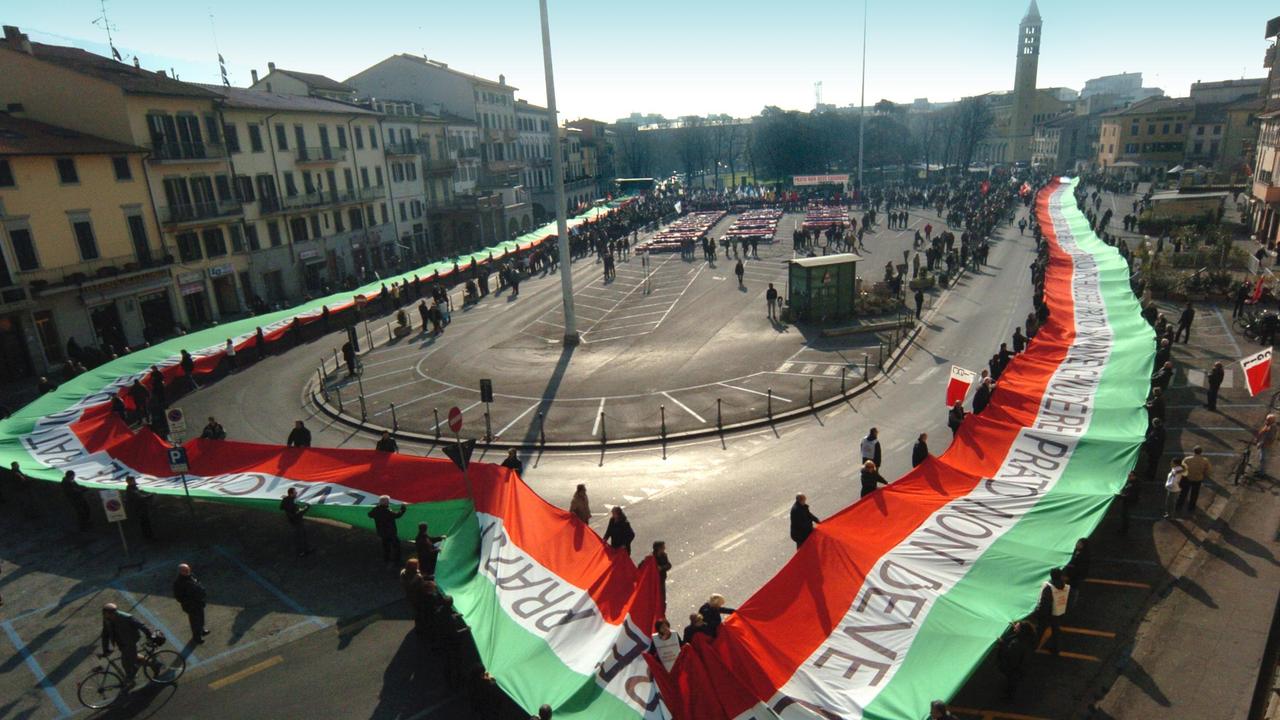 La manifestazione contro la crisi, nel febbraio 2009 in piazza Mercatale