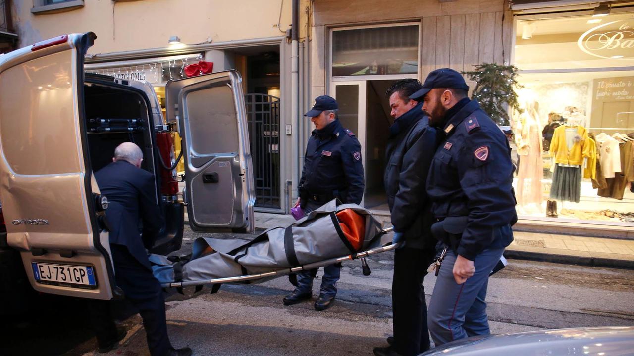 La salma di Mario Qorri viene trasportata all'obitorio