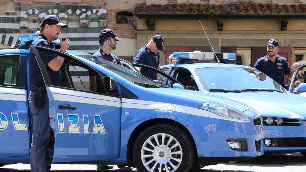 Poliziotti della Squadra volante davanti all'ufficio turstico di piazza del Duomo