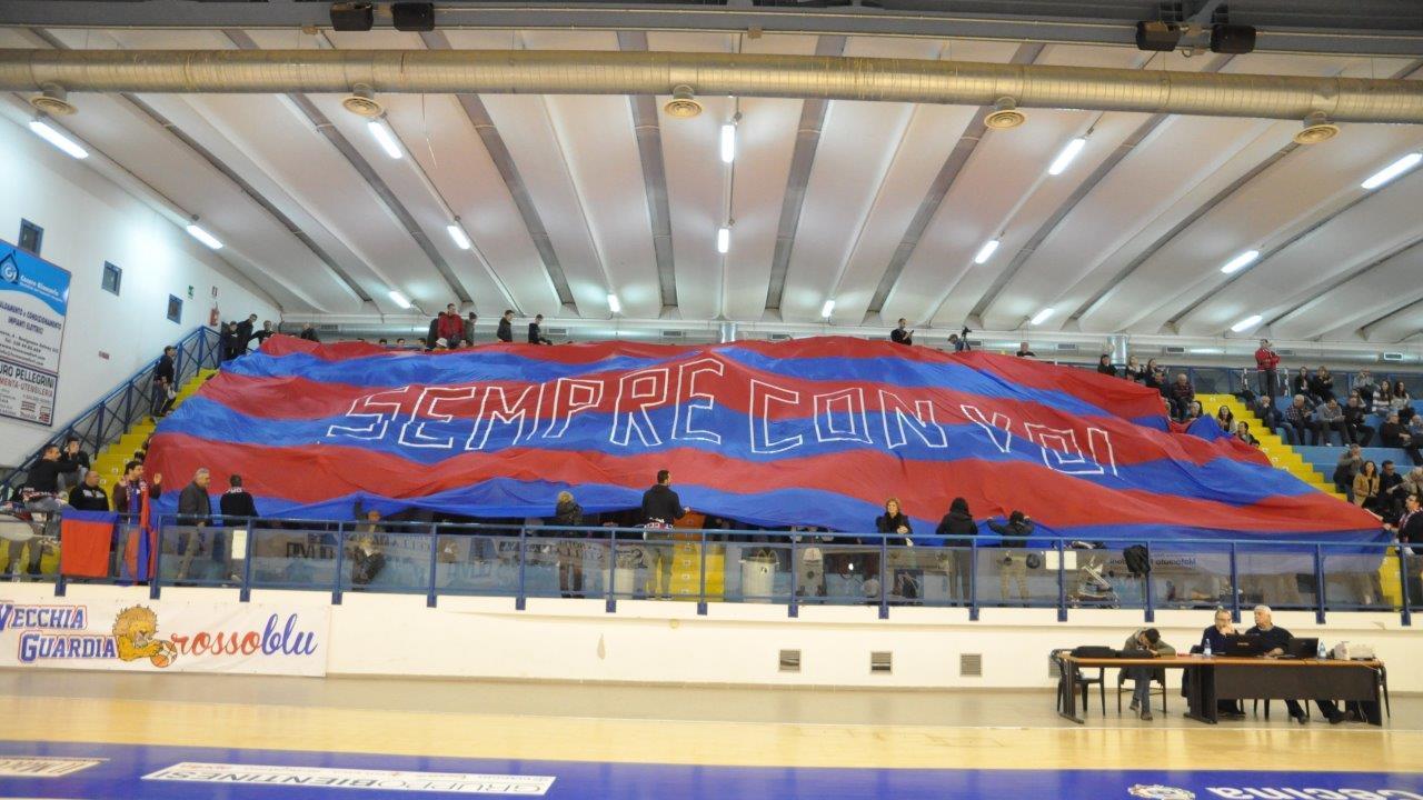 La tribuna del PalaPoggetti si colora di rossoblù (foto Michele Falorni/Silvi)