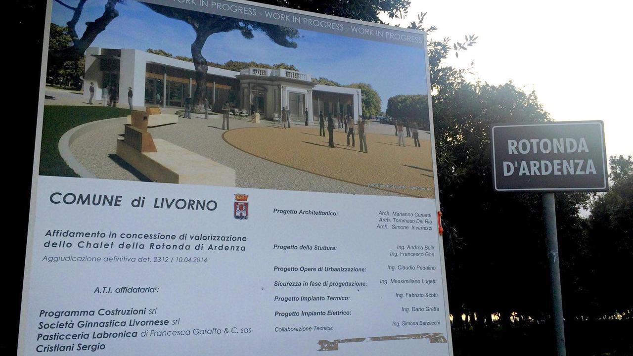 Il pannello che mostra il progetto del nuovo chalet all'ingresso della Rotonda d'Ardenza (Marzi Pentafoto)