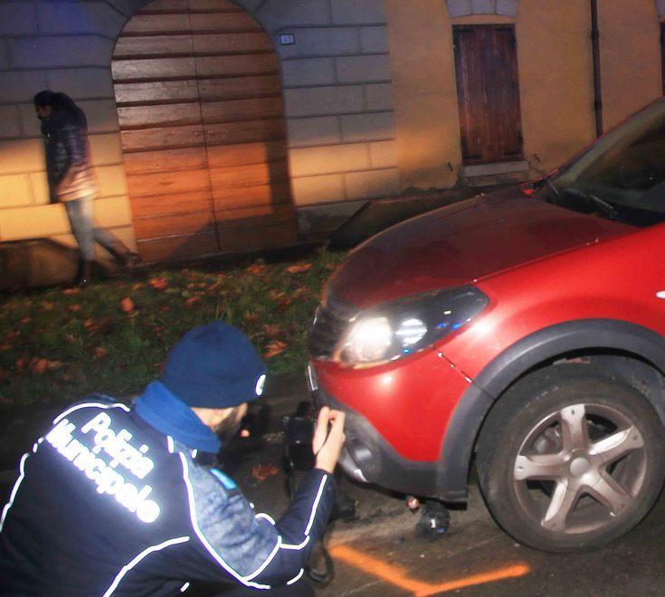 Motociclista si schianta contro una macchina 