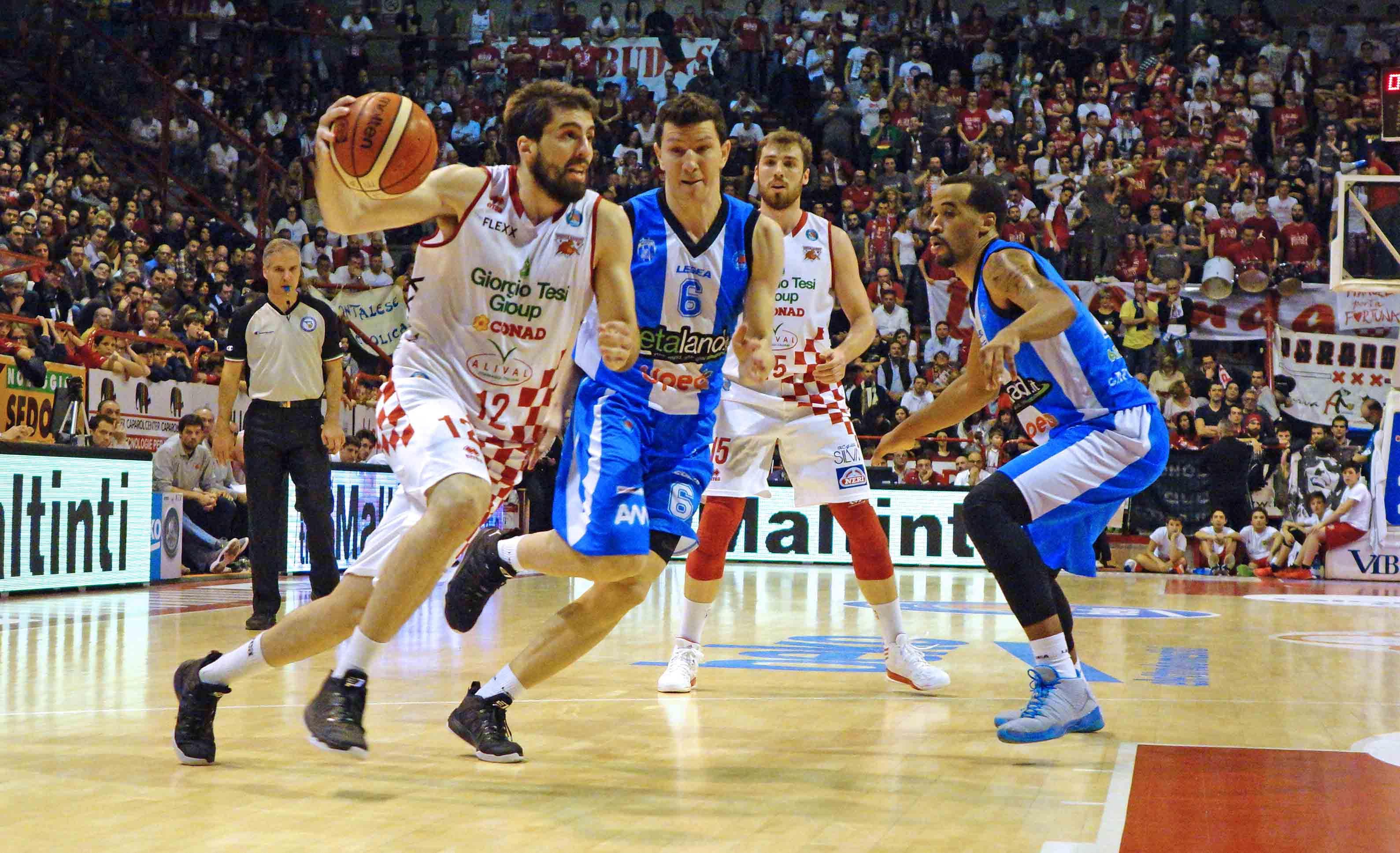 Paly a confronto: Filloy tallonato da Ilievski (foto Gori)