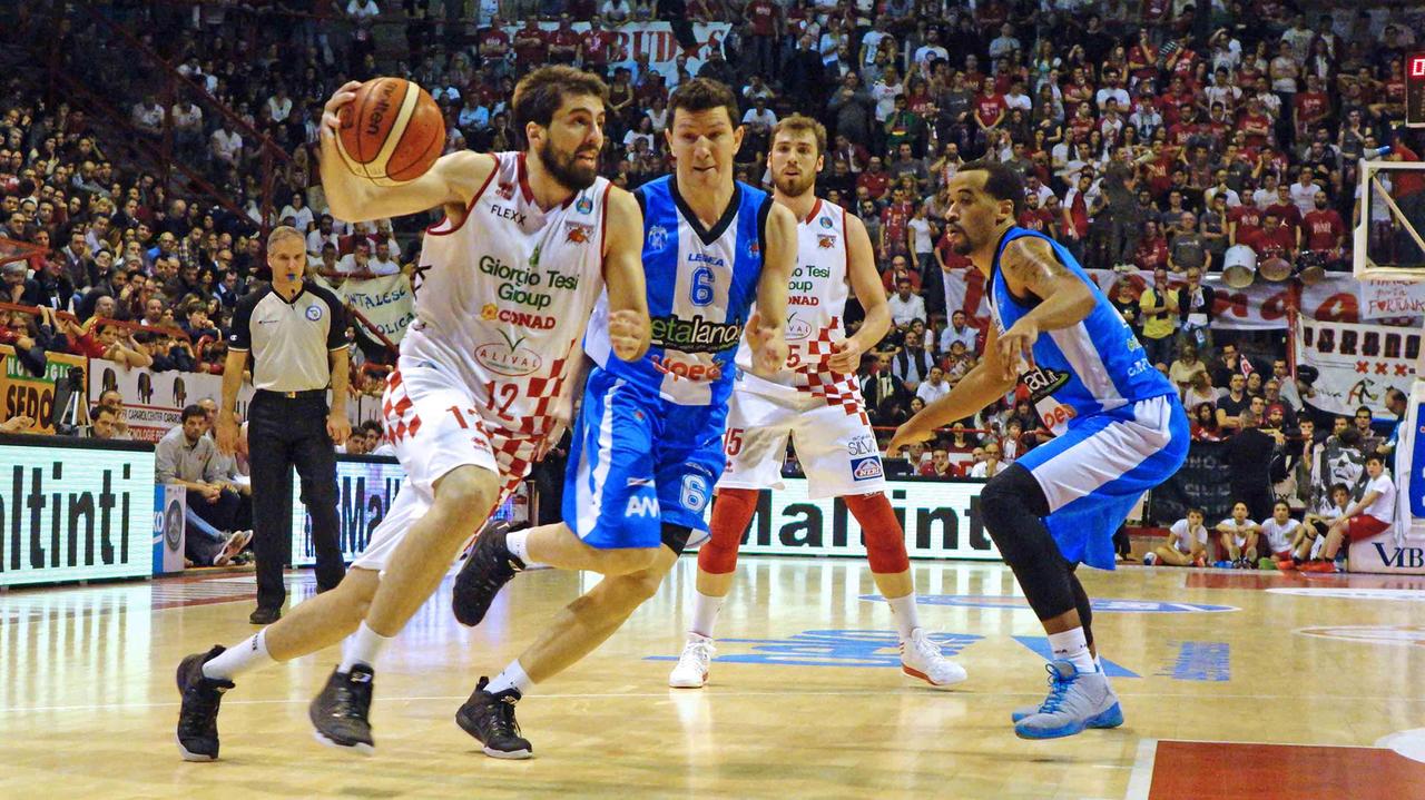 Paly a confronto: Filloy tallonato da Ilievski (foto Gori)
