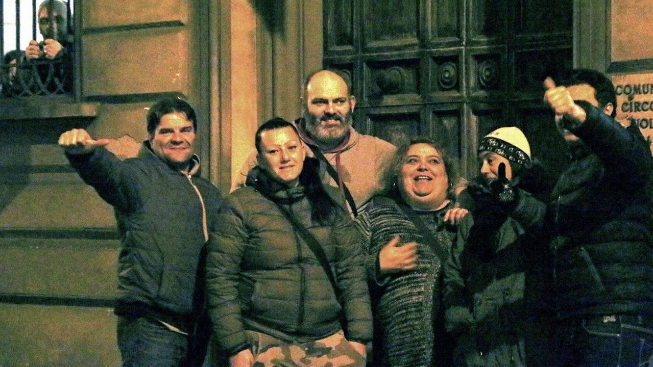 Un gruppo di occupanti davanti all'ingresso dei locali del Comune che hanno ospitato le scuole d'infanzia di corso Amedeo (Marzi Pentafoto)