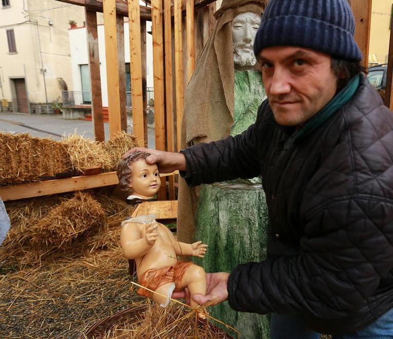 Petardo nel presepe, rotta statuetta