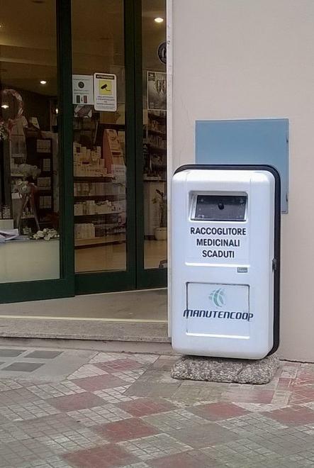 Alghero, la protesta: «Troppi ritardi nel ritiro dei medicinali scaduti» 