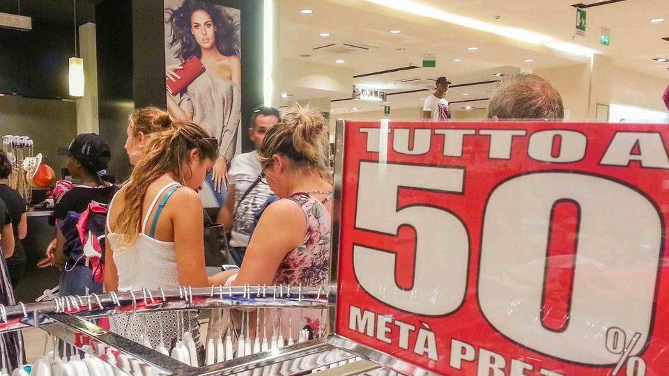 Saldi, i commercianti cercano la riscossa