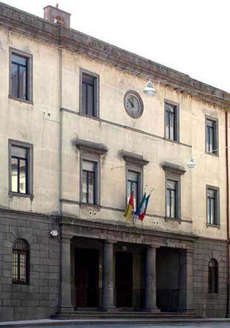 Bufera sul Comune: il centralinista costa, meglio la segreteria 