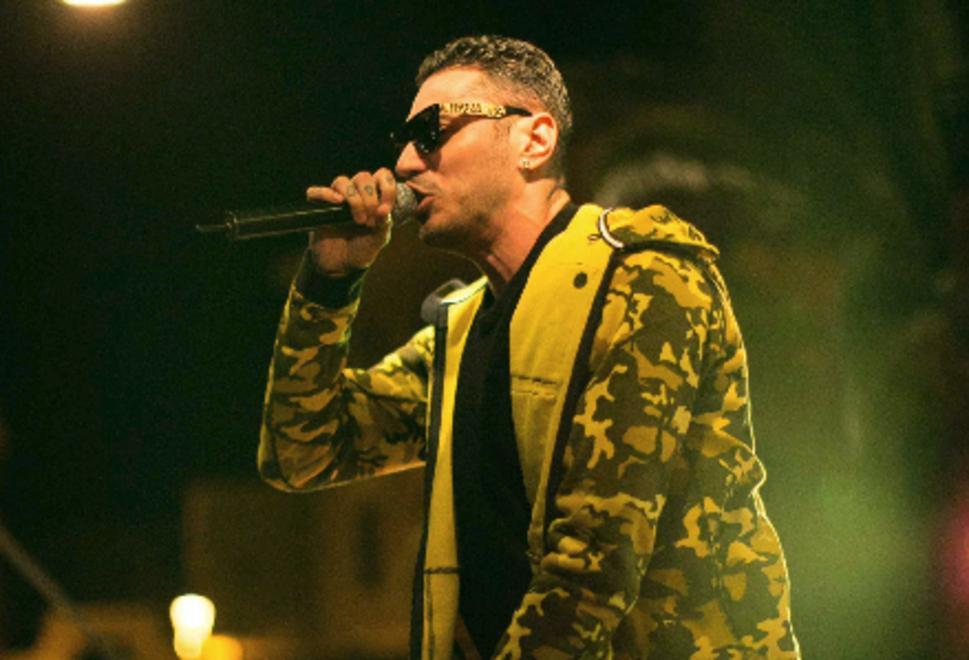 Il rap di Marracash diverte il pubblico degli under 30