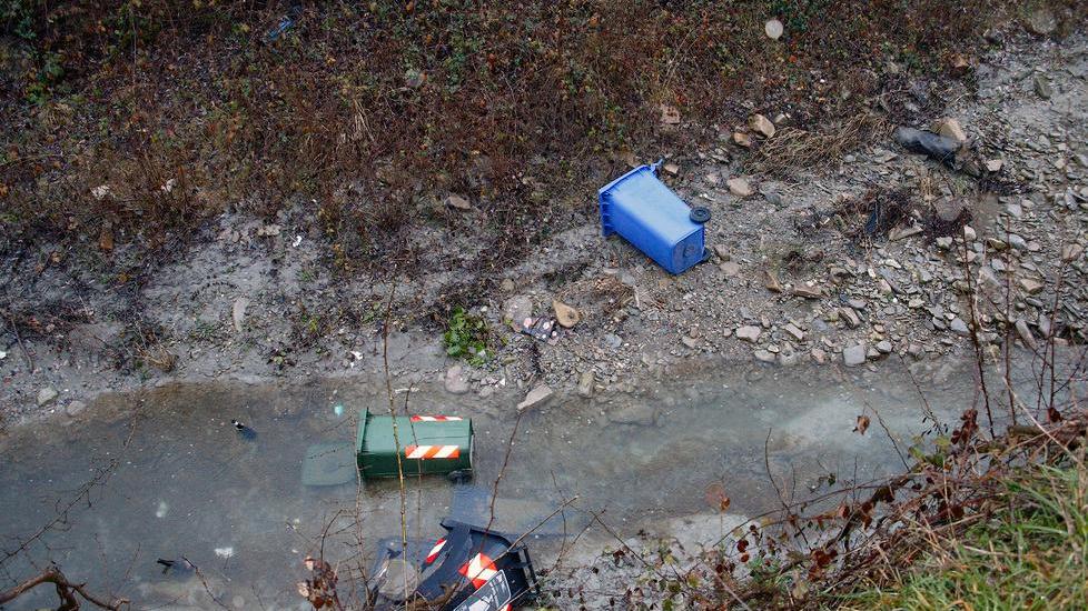 Gettano bidoni e cartelli nel Fossa