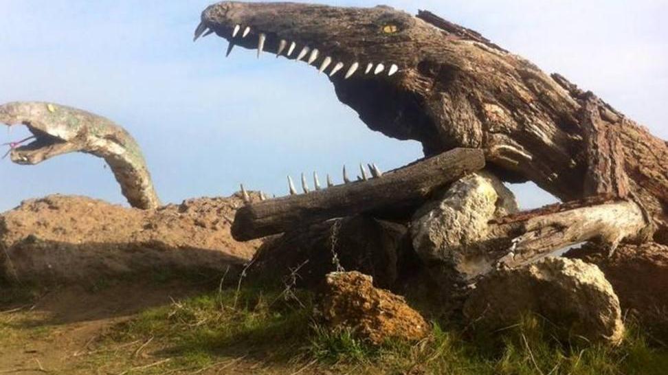 L’artista Menegatti fa rinascere le opere devastate da ignoti