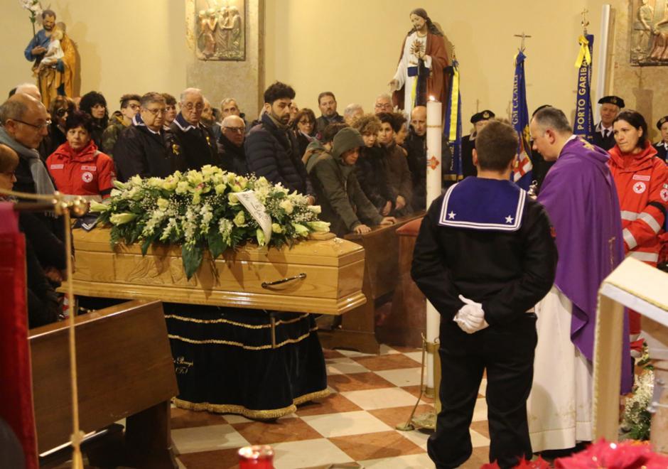 «Ci mancherai, vola via un uomo speciale» 