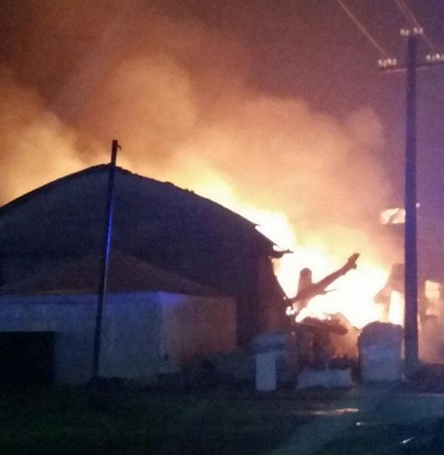 Fiamme nel capannone, crollato dopo ore 