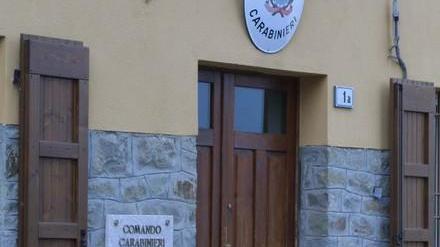 In piazza con un coltello in mano: operaio denunciato